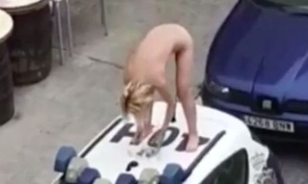 40αρα «φρίκαρε» με τον κορωνοϊό, τα «πέταξε όλα» και σκαρφάλωσε σε περιπολικό (φωτο)