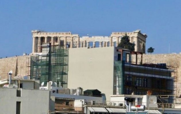 Γκρεμίζονται οι δύο τελευταίοι όροφοι του ξενοδοχείου έκτρωμα που κρύβει την Ακρόπολη