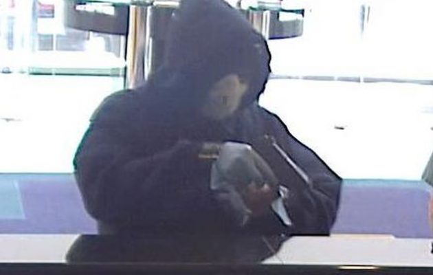 Άνδρας με χειρουργική μάσκα λήστεψε τράπεζα στο Κουκάκι