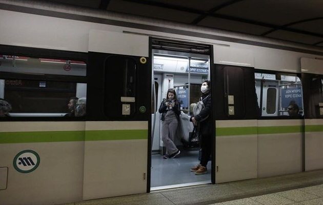 Πρόστιμο 150 ευρώ σε όσους μπαίνουν σε λεωφορεία ή Μετρό με πληρότητα άνω του 65%