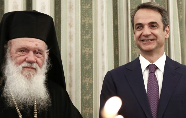 Ουδέποτε τηλεφώνησε οργισμένος ο αρχιεπίσκοπος στον Μητσοτάκη για τις ταυτότητες