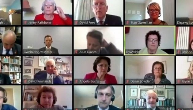 Υπουργός ξέχασε ανοιχτό μικρόφωνο και έβριζε συνάδελφό του (βίντεο)