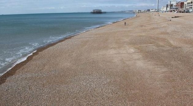 Ασυγκράτητο ζευγάρι έσπασε την καραντίνα και το «έκανε» σε παραλία (φωτο)