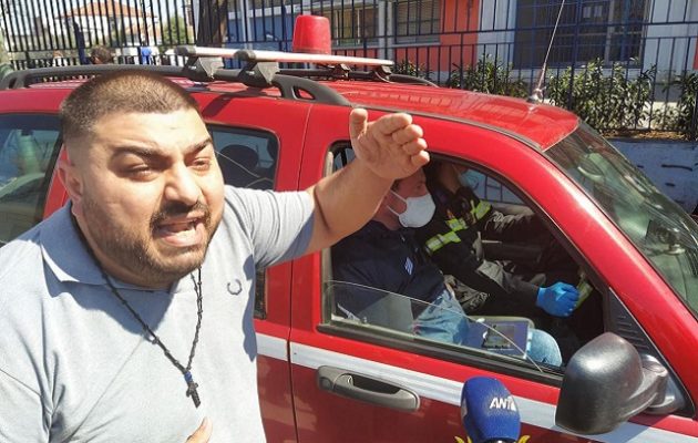 Ρομά επιτέθηκαν σε Χαρδαλιά στη Λάρισα – «Γιατί μας έβαλες σε καραντίνα»; (βίντεο)