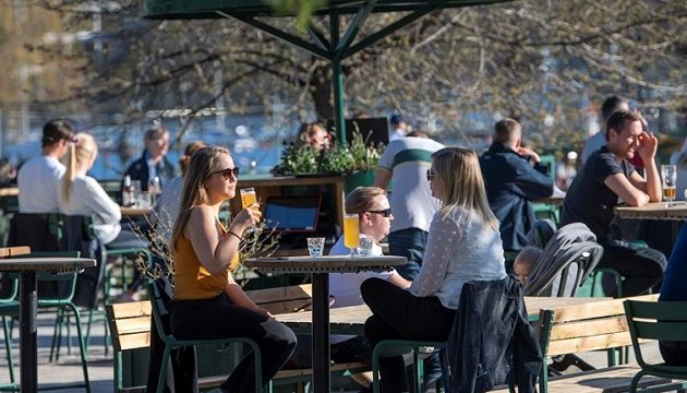 Απτόητοι οι Σουηδοί: Λιάζονται στις καφετέριες χωρίς μέτρα για τον κορωνοϊό (φωτο)