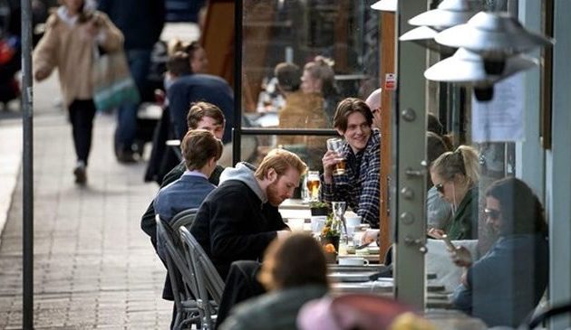 Η Σουηδία επέβαλλε απόσταση 2 μέτρων ανάμεσα στα τραπέζια – Λουκέτα σε παραβάτες