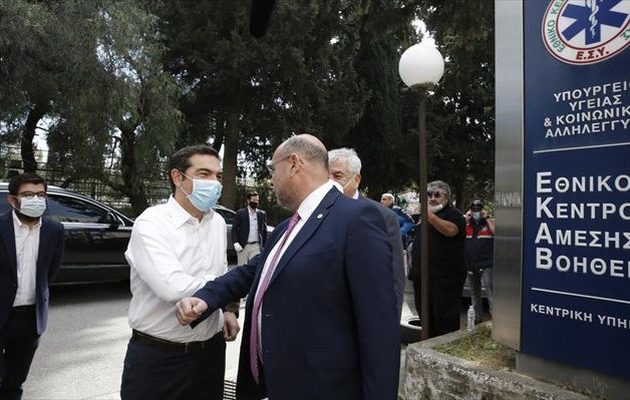 Στο συντονιστικό κέντρο του ΕΚΑΒ ο Αλέξης Τσίπρας