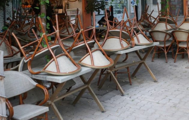 Περισσότερα τραπεζάκια έξω για να μειωθεί η «χασούρα» στα καταστήματα εστίασης