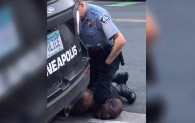 Οργή στη Μινεσότα: Αστυνομικός έπνιξε με λαβή με το πόδι Αφροαμερικανό (βίντεο)