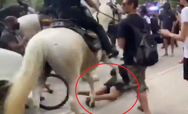 ΗΠΑ: Έφιππος αστυνομικός ποδοπάτησε με το άλογό του νεαρή διαδηλώτρια (βίντεο)