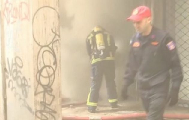 Πυρκαγιά σε αποθήκη στο Μεταξουργείο – Ακούγονται εκρήξεις (βίντεο)