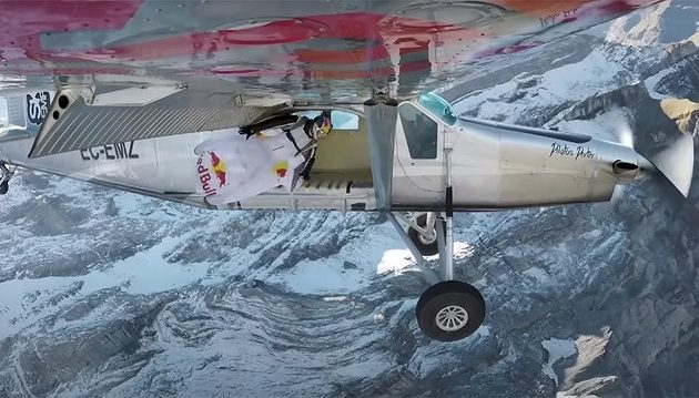 Πήδηξαν μέσα σε αεροπλάνο την ώρα που πετούσε πάνω από τις Ελβετικές Άλπεις (βίντεο)