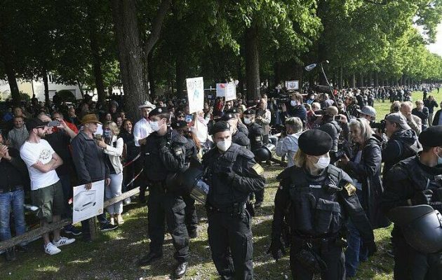 Γερμανία: Χιλιάδες Γερμανοί στους δρόμους κατά των περιοριστικών μέτρων για τον κορονοϊό