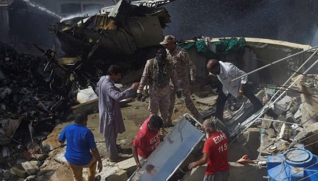 106 νεκροί από πτώση αεροσκάφους στο Πακιστάν – Τα τελευταία λόγια του πιλότου (βίντεο)