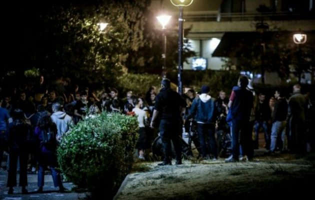 Στις 02.00 μετά τα μεσάνυχτα αποχώρησαν οι συγκεντρωμένοι από την πλατεία στην Αγ. Παρασκευή
