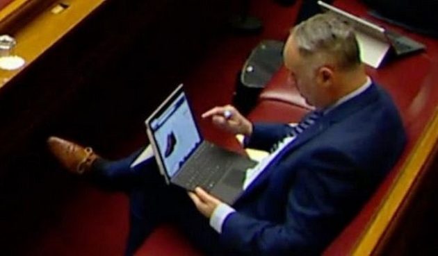 Πολιτικός χάζευε παπούτσια ενώ ήταν σε εξέλιξη συνεδρίαση για τον κορωνοϊό