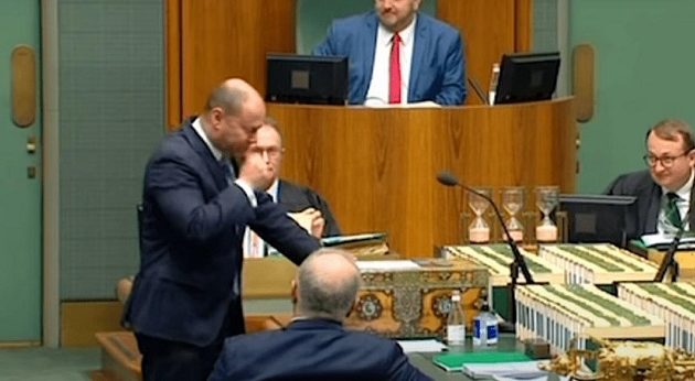 Υπουργός έβηχε ασταμάτητα στη Βουλή και μπήκε σε καραντίνα (βίντεο)