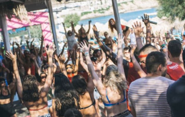 Στον κορωνοϊό «αρέσουν» τα υπαίθρια πάρτι και υπερμεταδίδεται ταχύτατα