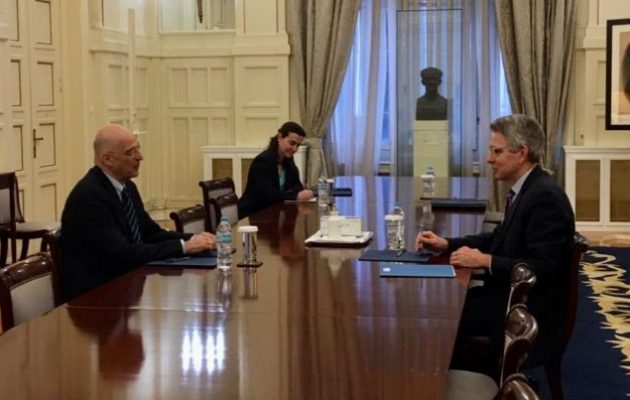 Νίκος Δένδιας και Τζέφρι Πάιατ συζήτησαν πάνω στον «μεγάλο χάρτη» της περιοχής