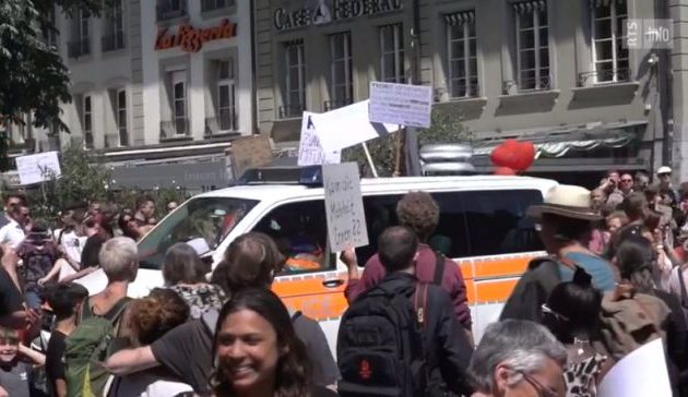 Εκατοντάδες διαδήλωσαν στην Ελβετία κατά των μέτρων περιορισμού  λόγω κορωνοϊού