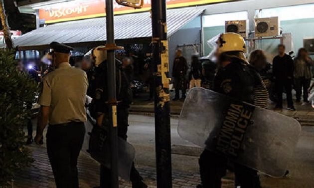 Πλήθος κόσμου στην πλατεία της Αγίας Παρασκευής: «Έξω από την πλατεία, η αστυνομία»