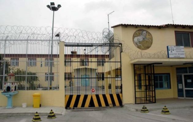 31χρονος μαχαίρωσε μέχρι θανάτου 23χρονο στις φυλακές Λάρισας