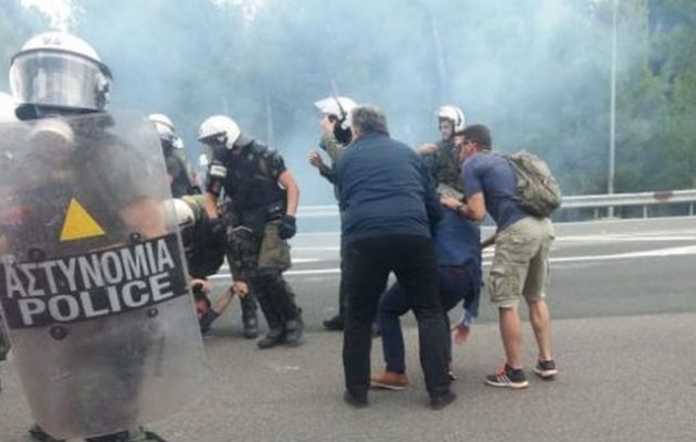 Επεισόδια έξω από την προσφυγική δομή στη Μαλακάσα – Τραυματίες αστυνομικοί και διαδηλωτές