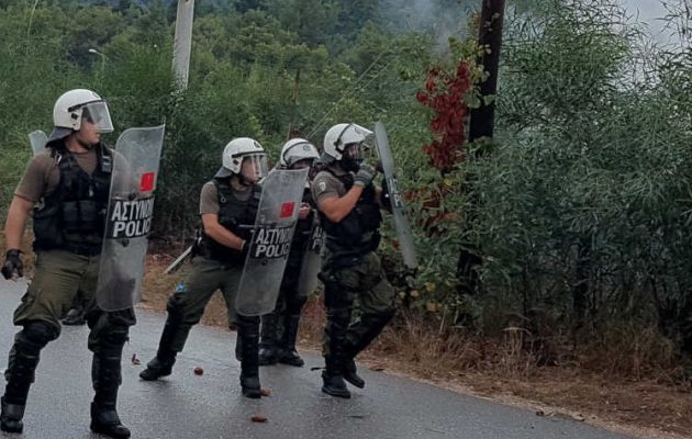 Με χημικά τα ΜΑΤ σε συγκέντρωση κατοίκων που διαμαρτύρονταν για τους μετανάστες στην Μαλακάσα