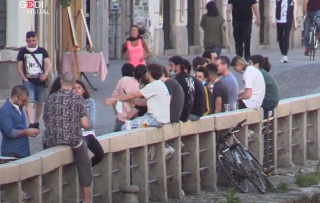 Νεαροί στο Μιλάνο πίνουν ποτά και μπύρες αραχτοί στους δρόμους του Ναβίλι (βίντεο)