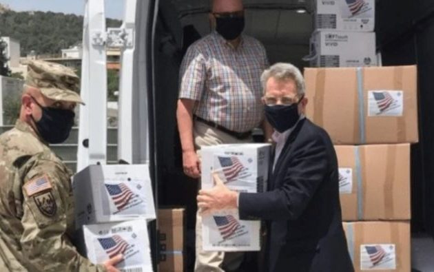 Η Αμερικανική Πρεσβεία αγόρασε προστατευτικό εξοπλισμό από την ελληνική αγορά και τον δώρισε στην Ελληνική Αστυνομία