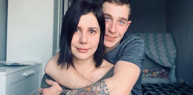 35χρονη Ρωσίδα παράτησε τον άντρα της και παντρεύεται τον 20χρονο θετό γιο της