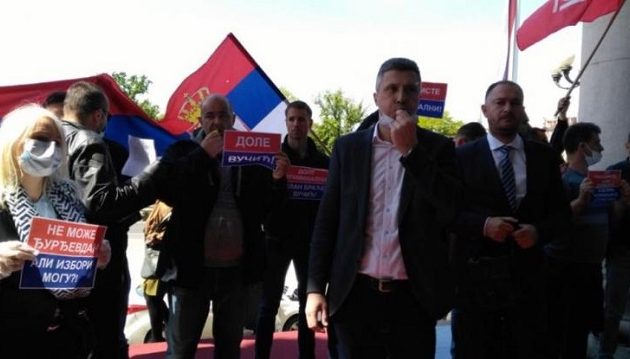 Έπεισόδια έξω από τη Βουλή της Σερβίας – «Κλέφτες υπουργοί και βουλευτές» (βίντεο)