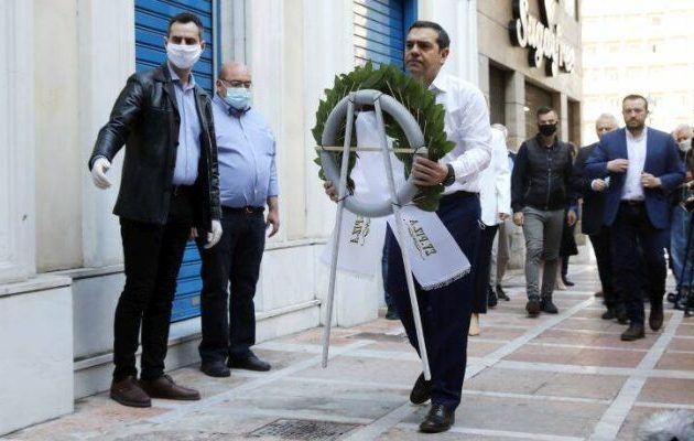 Ο Αλ. Τσίπρας κατέθεσε στεφάνι στη Marfin: «Καταδικάζω την υποκρισία του κ. Μητσοτάκη»