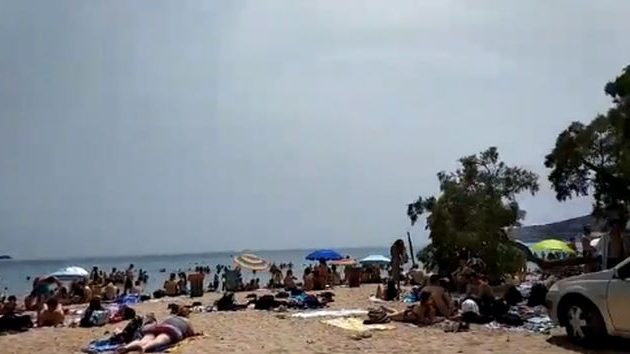 Άγρια συμπλοκή νεαρών στην παραλία της Βάρκιζας – Συγκρούσεις και με την Αστυνομία