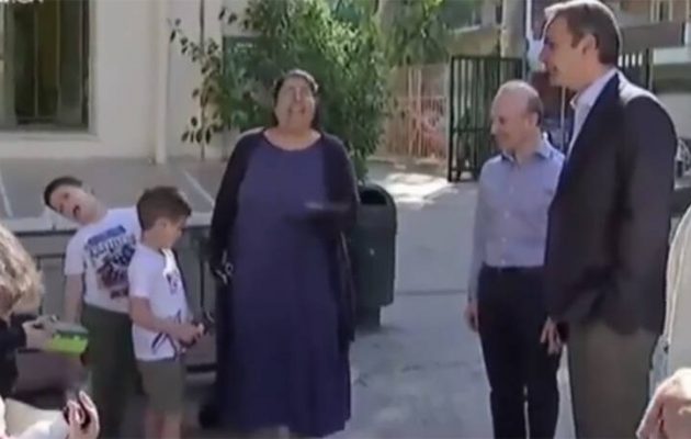 Μικρός μαθητής «λιποθύμησε» μόλις είδε μπροστά του τον Μητσοτάκη (βίντεο)