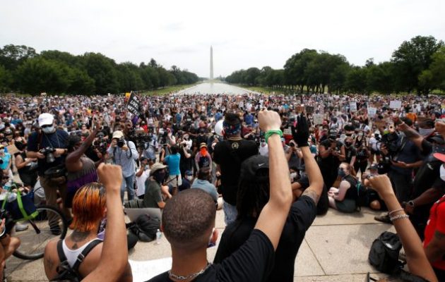 Δεκάδες χιλιάδες διαδήλωσαν σε Ουάσιγκτον κι άλλες πόλεις κατά του ρατσισμού και της αστυνομικής βίας