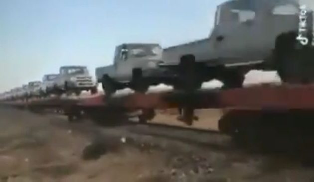 Αιγυπτιακό τρένο μετέφερε δεκάδες ημιφορτηγά για τις δυνάμεις του Χαλίφα Χαφτάρ (βίντεο)