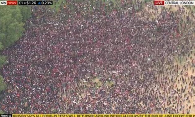 Βρετανός Υπ. Υγείας: Η συμμετοχή στις διαδηλώσεις διασπείρει τον κορωνοϊό