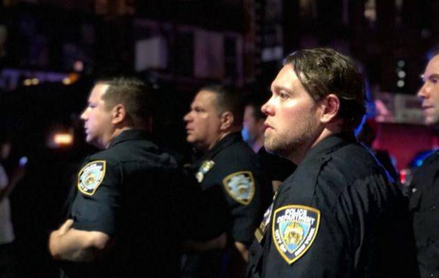 Ένας αστυνομικός δέχθηκε πυρά και ένας άλλος μαχαιρώθηκε στο Μπρούκλιν