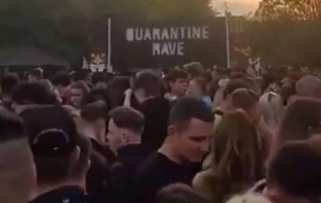 Χιλιάδες νεαροί συμμετείχαν σε «καραντίνα» ρέιβ πάρτι σε Μάντσεστερ και Λιντς