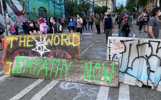 Διαδηλωτές στο Σιάτλ κατέλαβαν μια συνοικία και την αποκαλούν «αυτόνομη ζώνη» – Με στρατό απειλεί ο Τραμπ