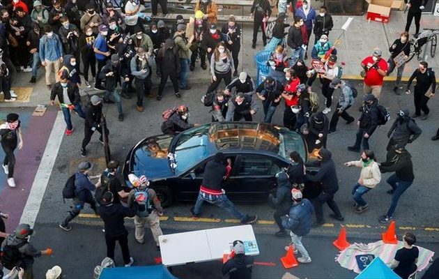 Αυτοκίνητο έπεσε πάνω σε διαδηλωτές στο Σιάτλ – Ο οδηγός άνοιξε πυρ (βίντεο)