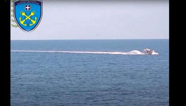 Τουρκικές ακταιωροί δίπλα σε βάρκα με μετανάστες που πλέει για Λέσβο (βίντεο)