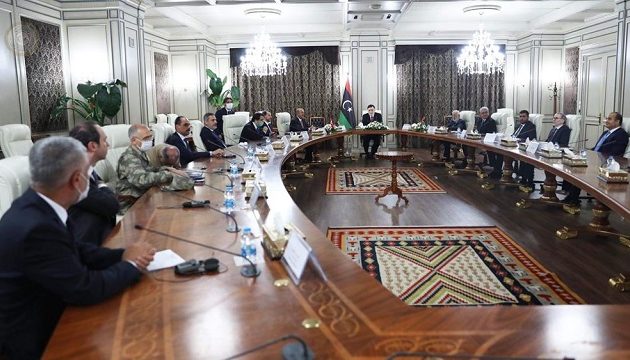 Τσαβούσογλου και γαμπρός του Ερντογάν συνάντησαν τον Σαράτζ στη Λιβύη