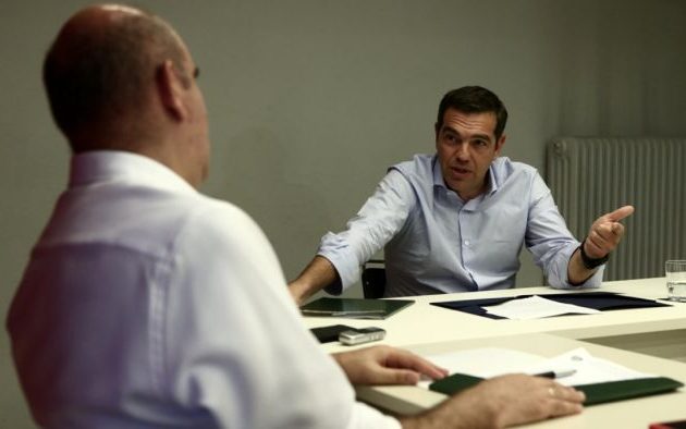 Τσίπρας: Βαθύ σκοτάδι στον τουρισμό ενώ ο Μητσοτάκης πουλά ηλιοβασιλέματα