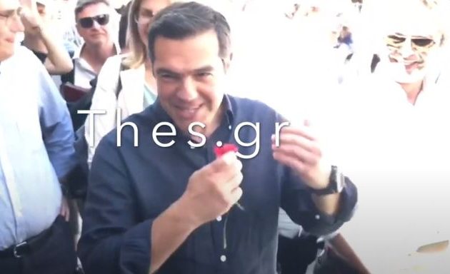 Συνωστισμός στη Θεσσαλονίκη για τον Τσίπρα που τους «τρόλαρε»: «Θα φωνάξω τον Χαρδαλιά να σας μαζέψει» (βίντεο)