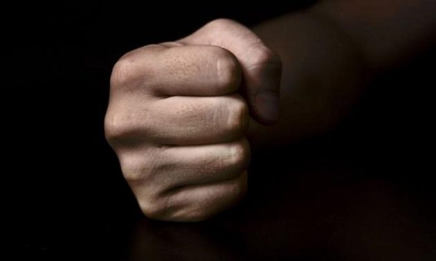 45χρονος γρονθοκοπούσε μέσα στο αυτοκίνητο την 60χρονη σύντροφό του