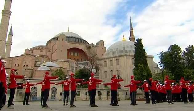 Σόου Ερντογάν για την επέτειο πραξικοπήματος μπροστά από την Αγιά Σοφιά