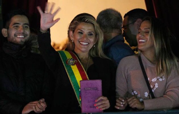 Με κορωνοϊό και η μεταβατική πρόεδρος της Βολιβίας Τζανίν Άνιες