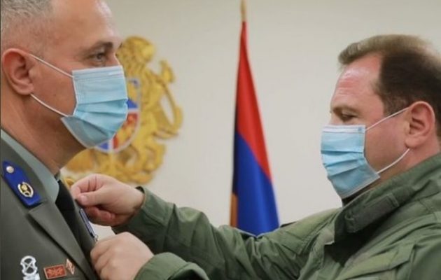 Ελληνική αντιπροσωπεία συναντήθηκε με τον Αρμένιο υπουργό Άμυνας στο αρμενικό ΥΠΑΜ